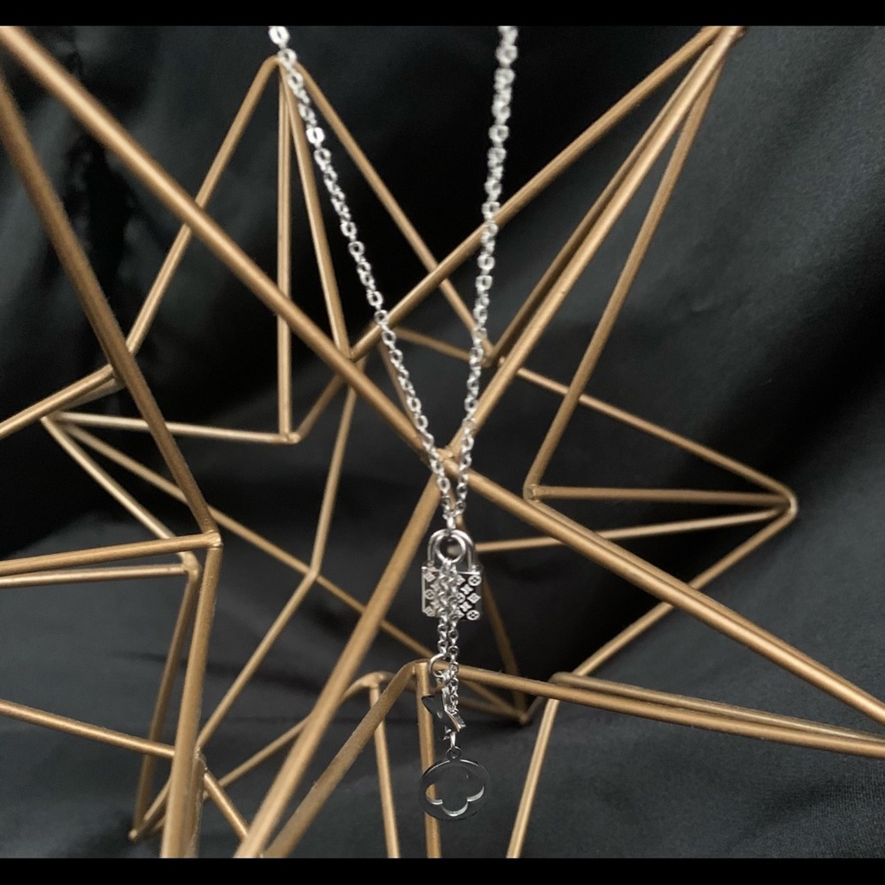 Geometric Lock Daisy Necklace - Picture 3 of 3
